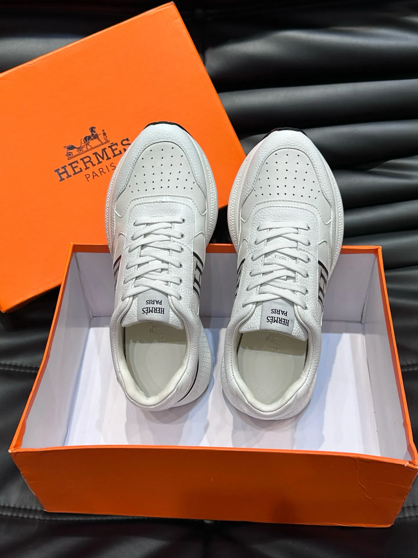 Factory price: 540💰HERMES/Hermes Hugo thick-soled sneakers are casual men's shoes. These sneakers are made of imported first-layer cowhide leather and breathable mesh design. The contrasting color design creates a dynamic and modern shape. The front end of the toe is decorated with natural-color rubber inlays. The style is novel and fashionable. The texture is incomparable, with cowhide lining and cowhide foot pads, the upper foot is comfortable and breathable, and the rubber sole is decorated with geometric patterns and iconic "H" details. A very personal one! Size: 39-44 (customized at 38.45)